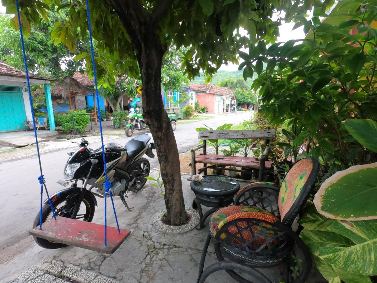 Owl Hostel Karimunjawa Exterior foto